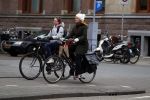 Amsterdam 16 maart 2018  
Luizenmoeder actrice Ilse Warringa met dochter fietsend door Amsterdam zuid.