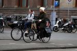 Amsterdam 16 maart 2018  
Luizenmoeder actrice Ilse Warringa met dochter fietsend door Amsterdam zuid.