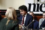 Den Haag 12 maart 2018
Fractievoorzitters Klaas Dijkhoff (VVD), Jesse Klaver (Groen Links), Lilian Marijnissen (SP) en Thierry Baudet (FvD) zijn met elkaar in gesprek in het Libelle Nieuwscafe ( Dudok)