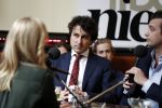 Den Haag 12 maart 2018
Fractievoorzitters Klaas Dijkhoff (VVD), Jesse Klaver (Groen Links), Lilian Marijnissen (SP) en Thierry Baudet (FvD) zijn met elkaar in gesprek in het Libelle Nieuwscafe ( Dudok)