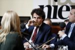 Den Haag 12 maart 2018
Fractievoorzitters Klaas Dijkhoff (VVD), Jesse Klaver (Groen Links), Lilian Marijnissen (SP) en Thierry Baudet (FvD) zijn met elkaar in gesprek in het Libelle Nieuwscafe ( Dudok)