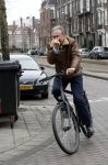 Amsterdam 15 maart 2018 
Maarten Spanjer op de fiets met middel vinger