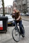 Amsterdam 15 maart 2018 
Maarten Spanjer op de fiets met middel vinger