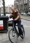 Amsterdam 15 maart 2018 
Maarten Spanjer op de fiets met middel vinger