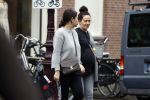 Amsterdam 13 maart 2018 
Monica Geuze zwanger met een vriendin op de cornelis schuytstraat