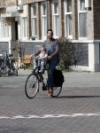Amsterdam 7 april 2018
Richy Brown met vriendin en kinderen op de fiets.