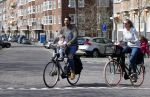 Amsterdam 7 april 2018
Richy Brown met vriendin en kinderen op de fiets.