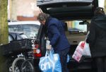 Amsterdam 17 maart 2018 
Robert ten Brink en zijn vrouw Roos en dochter hebben boodschappen gedaan