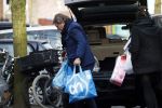 Amsterdam 17 maart 2018 
Robert ten Brink en zijn vrouw Roos en dochter hebben boodschappen gedaan