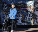 Amsterdam 20 maart 2018 
Rolf Snoeren ( Viktor en Rolf) op de fiets in Amsterdam zuid. Hij rijdt naar zijn villa/huis.