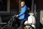 Amsterdam 20 maart 2018 
Rolf Snoeren ( Viktor en Rolf) op de fiets in Amsterdam zuid. Hij rijdt naar zijn villa/huis.