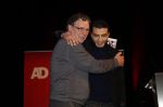 Rotterdam 19 maart 2018
Boekpresentatie Willem v Hanegem in het oude Luxor.
Willem reikt de deerste drie boeken uit aan zijn dochter Alies zoon Boy en Soufiane Touzani