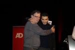 Rotterdam 19 maart 2018
Boekpresentatie Willem v Hanegem in het oude Luxor.
Willem reikt de deerste drie boeken uit aan zijn dochter Alies zoon Boy en Soufiane Touzani