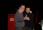 Rotterdam 19 maart 2018
Boekpresentatie Willem v Hanegem in het oude Luxor.
Willem reikt de deerste drie boeken uit aan zijn dochter Alies zoon Boy en Soufiane Touzani