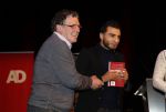 Rotterdam 19 maart 2018
Boekpresentatie Willem v Hanegem in het oude Luxor.
Willem reikt de deerste drie boeken uit aan zijn dochter Alies zoon Boy en Soufiane Touzani