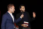 Rotterdam 19 maart 2018
Boekpresentatie Willem v Hanegem in het oude Luxor.
Willem reikt de deerste drie boeken uit aan zijn dochter Alies zoon Boy en Soufiane Touzani