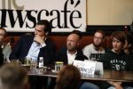Den Haag 12 maart 2018
Fractievoorzitters Klaas Dijkhoff (VVD), Jesse Klaver (Groen Links), Lilian Marijnissen (SP) en Thierry Baudet (FvD) zijn met elkaar in gesprek in het Libelle Nieuwscafe ( Dudok)