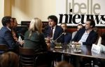 Den Haag 12 maart 2018
Fractievoorzitters Klaas Dijkhoff (VVD), Jesse Klaver (Groen Links), Lilian Marijnissen (SP) en Thierry Baudet (FvD) zijn met elkaar in gesprek in het Libelle Nieuwscafe ( Dudok)