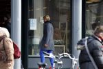 Amsterdam 3 april 2018
Thijs Romer met telefoon op straat