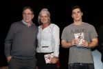 Rotterdam 19 maart 2018
Boekpresentatie Willem v Hanegem in het oude Luxor.
Willem reikt de deerste drie boeken uit aan zijn dochter Alies zoon Boy en Soufiane Touzani