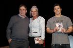Rotterdam 19 maart 2018
Boekpresentatie Willem v Hanegem in het oude Luxor.
Willem reikt de deerste drie boeken uit aan zijn dochter Alies zoon Boy en Soufiane Touzani