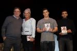 Rotterdam 19 maart 2018
Boekpresentatie Willem v Hanegem in het oude Luxor.
Willem reikt de deerste drie boeken uit aan zijn dochter Alies zoon Boy en Soufiane Touzani