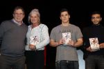 Rotterdam 19 maart 2018
Boekpresentatie Willem v Hanegem in het oude Luxor.
Willem reikt de deerste drie boeken uit aan zijn dochter Alies zoon Boy en Soufiane Touzani