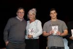 Rotterdam 19 maart 2018
Boekpresentatie Willem v Hanegem in het oude Luxor.
Willem reikt de deerste drie boeken uit aan zijn dochter Alies zoon Boy en Soufiane Touzani