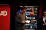 Rotterdam 19 maart 2018
Boekpresentatie Willem v Hanegem in het oude Luxor.
Willem reikt de deerste drie boeken uit aan zijn dochter Alies zoon Boy en Soufiane Touzani