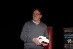 Rotterdam 19 maart 2018
Boekpresentatie Willem v Hanegem in het oude Luxor.
Willem reikt de deerste drie boeken uit aan zijn dochter Alies zoon Boy en Soufiane Touzani
