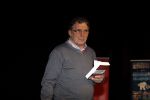 Rotterdam 19 maart 2018
Boekpresentatie Willem v Hanegem in het oude Luxor.
Willem reikt de deerste drie boeken uit aan zijn dochter Alies zoon Boy en Soufiane Touzani