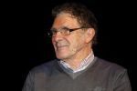 Rotterdam 19 maart 2018
Boekpresentatie Willem v Hanegem in het oude Luxor.
Willem reikt de deerste drie boeken uit aan zijn dochter Alies zoon Boy en Soufiane Touzani