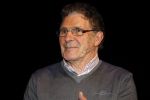 Rotterdam 19 maart 2018
Boekpresentatie Willem v Hanegem in het oude Luxor.
Willem reikt de deerste drie boeken uit aan zijn dochter Alies zoon Boy en Soufiane Touzani