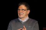 Rotterdam 19 maart 2018
Boekpresentatie Willem v Hanegem in het oude Luxor.
Willem reikt de deerste drie boeken uit aan zijn dochter Alies zoon Boy en Soufiane Touzani