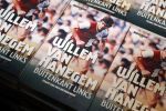 Rotterdam 19 maart 2018
Boekpresentatie Willem v Hanegem in het oude Luxor.
Willem reikt de deerste drie boeken uit aan zijn dochter Alies zoon Boy en Soufiane Touzani. Het boek is geschreven door Frans v d Nieuwenhof