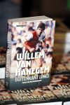 Rotterdam 19 maart 2018
Boekpresentatie Willem v Hanegem in het oude Luxor.
Willem reikt de deerste drie boeken uit aan zijn dochter Alies zoon Boy en Soufiane Touzani. Het boek is geschreven door Frans v d Nieuwenhof
