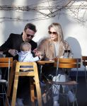 Amsterdam 24 maart 2019
Chantal Janzen en haar man Marco Geeratz en hun kinderen op terras en Amsterdam zuid.