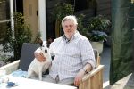 Amsterdam 29 maart 2019
Hans v d Togt met zijn hondje op het terras van zijn woonboot/ woonark.