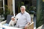 Amsterdam 29 maart 2019
Hans v d Togt met zijn hondje op het terras van zijn woonboot/ woonark.