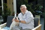 Amsterdam 29 maart 2019
Hans v d Togt met zijn hondje op het terras van zijn woonboot/ woonark.
