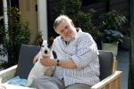 Amsterdam 29 maart 2019
Hans v d Togt met zijn hondje op het terras van zijn woonboot/ woonark.
