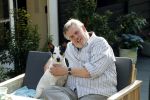 Amsterdam 29 maart 2019
Hans v d Togt met zijn hondje op het terras van zijn woonboot/ woonark.