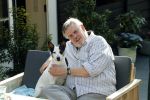 Amsterdam 29 maart 2019
Hans v d Togt met zijn hondje op het terras van zijn woonboot/ woonark.