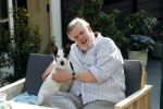 Amsterdam 29 maart 2019
Hans v d Togt met zijn hondje op het terras van zijn woonboot/ woonark.