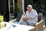 Amsterdam 29 maart 2019
Hans v d Togt met zijn hondje op het terras van zijn woonboot/ woonark.