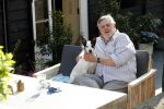 Amsterdam 29 maart 2019
Hans v d Togt met zijn hondje op het terras van zijn woonboot/ woonark.