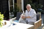 Amsterdam 29 maart 2019
Hans v d Togt met zijn hondje op het terras van zijn woonboot/ woonark.