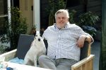 Amsterdam 29 maart 2019
Hans v d Togt met zijn hondje op het terras van zijn woonboot/ woonark.