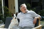 Amsterdam 29 maart 2019
Hans v d Togt met zijn hondje op het terras van zijn woonboot/ woonark.