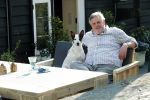 Amsterdam 29 maart 2019
Hans v d Togt met zijn hondje op het terras van zijn woonboot/ woonark.